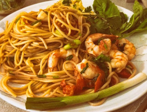 Fried spaghetti with shrimps and basil